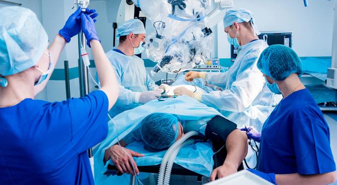 Los cirujanos vetan seguros de tres ARS