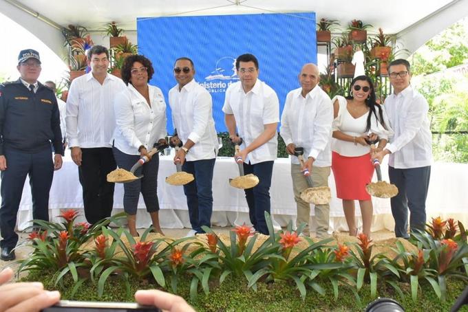 Turismo inicia la reconstrucción de vía acceso a Playa Macao