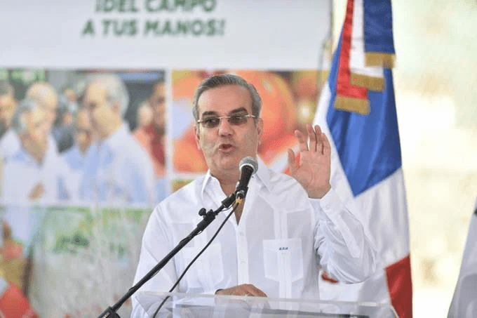 Abinader pone en marcha plan navideño de Inespre con productos baratos