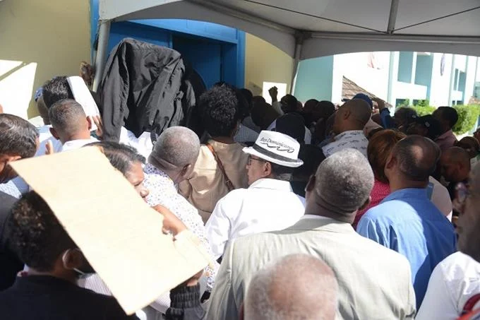 Ciudadanos fuerzan para acceder a actividad del presidente Luis Abinader, donde entregarán bonos navideños