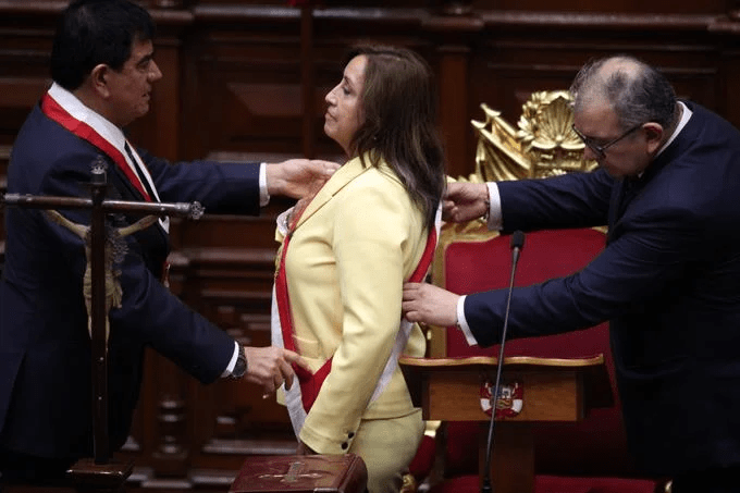 Primera presidenta de Perú gobernará sin apoyo parlamentario