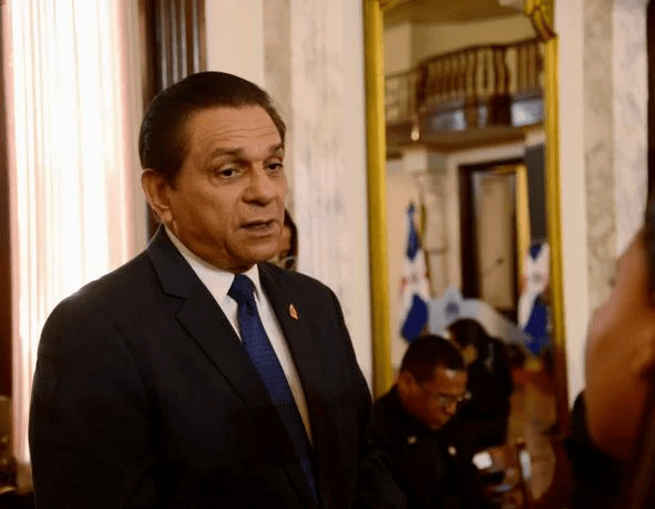 La población está bajo el ataque de cuatro virus, según el ministro de Salud