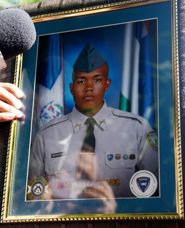 Hermana de ex policía ultimado en Los Alcarrizos exige que limpien su nombre