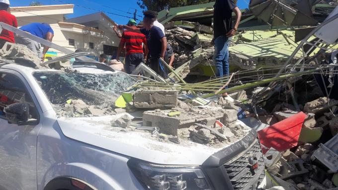 Se desploma edificio de 4 pisos de una mueblería en La Vega
