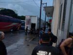 México halla a 57 migrantes adolescentes hacinados en camión