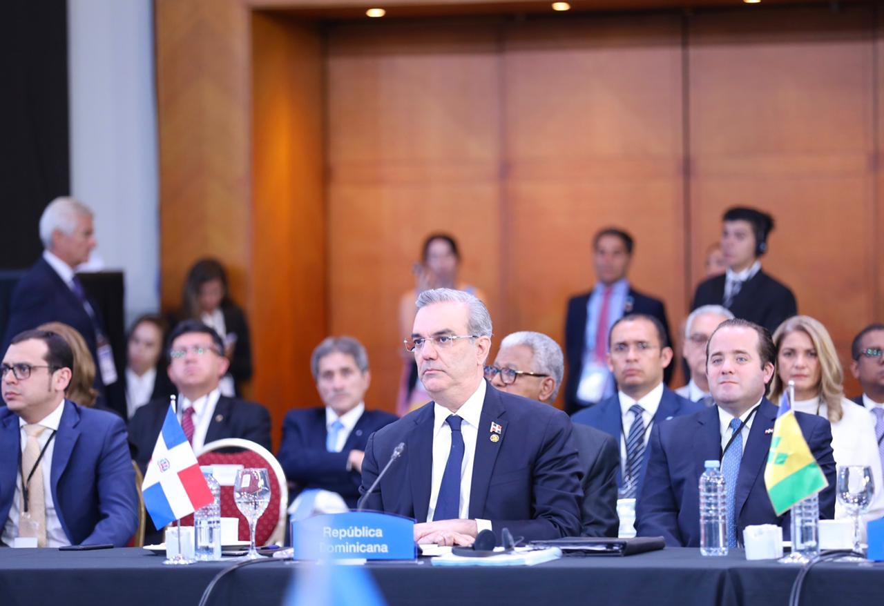 Presidente Abinader regresa de viaje a Argentina donde participó en Cumbre de la CELAC