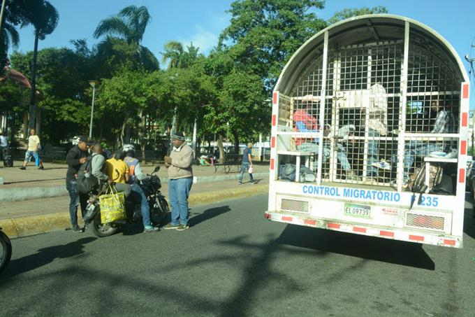 Migración reanuda las repatriaciones de haitianos ilegales