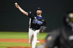 Brooks Hall frente a Edwin Uceta en el cuarto partido de la final