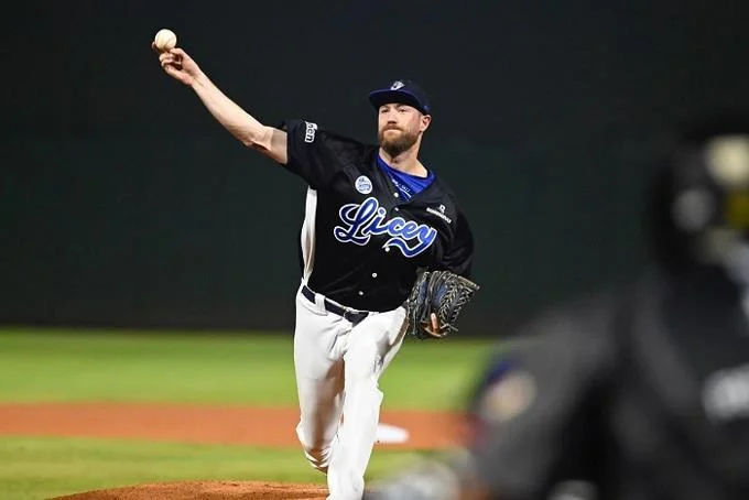 Brooks Hall frente a Edwin Uceta en el cuarto partido de la final