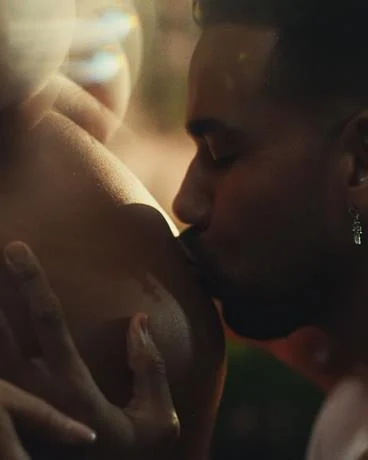 En video musical, Romeo Santos muestra a su pareja y anuncia que será padre por cuarta vez