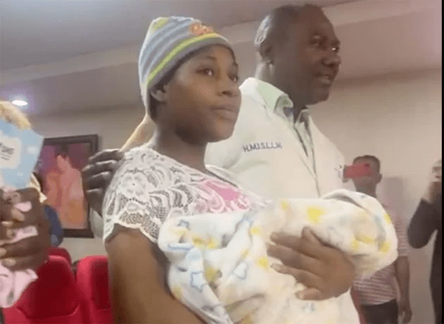Madre de la bebé raptada la recibe con gran emoción