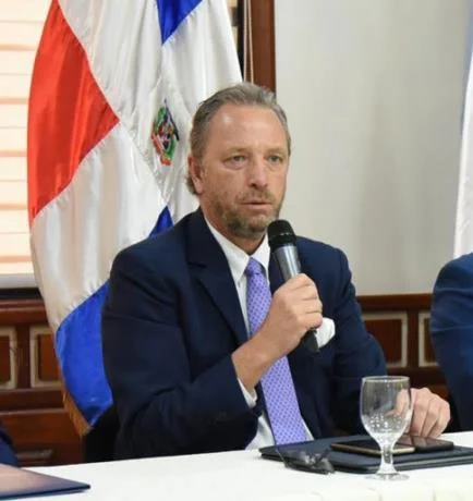 Embajador pide no aplicar la reciprocidad en visado