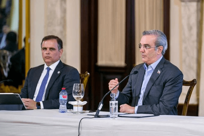 Abinader atribuye las alzas de precios a falta de materia prima