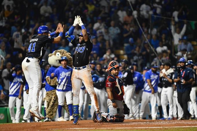 El Licey blanquea 8-0 a los Gigantes y avanza hasta la Serie Final