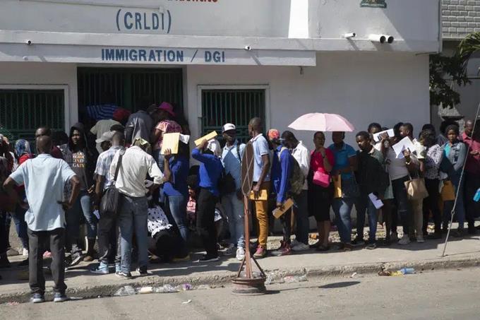 Haitianos aprovechan vía para inmigrantes en EE.UU.