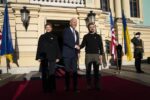 Biden visita Ucrania y declara que “Kiev resiste”