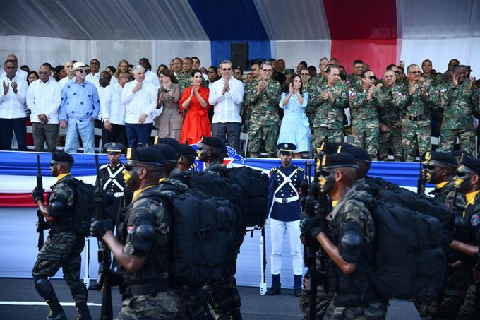 Fuerzas Armadas exhiben novedades en desfile militar