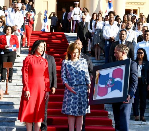 Realizan homenaje a la Bandera Nacional en la casa de gobierno; Luis Abinader no asiste