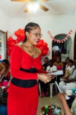 Tokischa regala flores y dinero a trabajadoras sexuales dominicanas