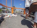 Puente peatonal de la Kennedy con Gómez está repleto de basura