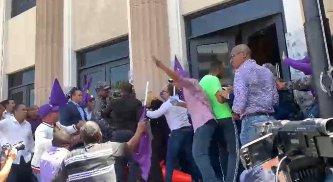 Incidente frente al Palacio de Justicia: manifestantes rompen cristales y policías lanzan bombas lacrimógenas