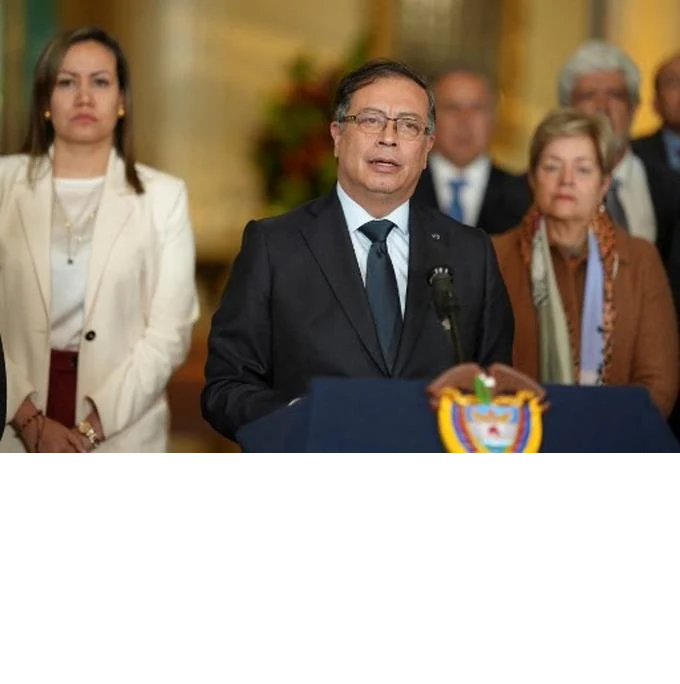 Petro responde a Bukele: “Te propongo un foro internacional”