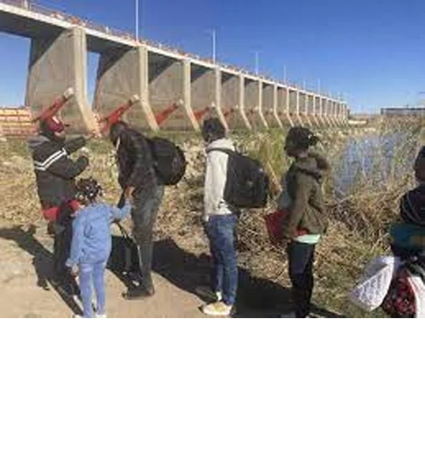 Miles de migrantes llegan a línea divisoria México-EE.UU. para exigir entrada