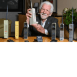 Dejen de mirar la pantalla de sus celulares, dice quien los inventó hace medio siglo