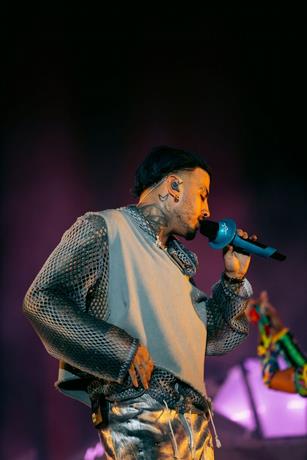 Rauw Alejandro termina concierto en un hospital tras lesión en el hombro