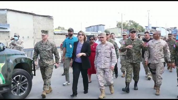 Subsecretaria de Estado de EEUU y militares recorren la frontera dominico-haitiana