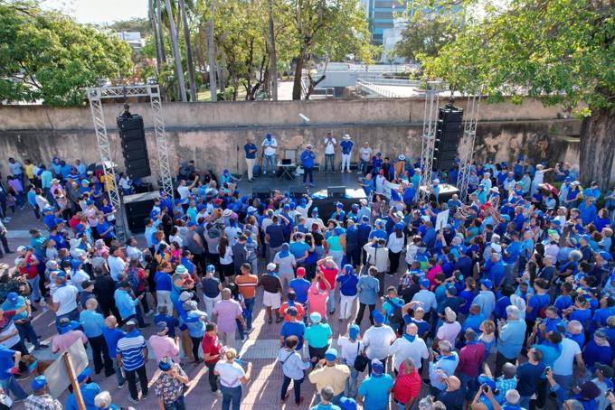 Manifestantes respaldan lucha contra la corrupción de la PGR con manifestación en Parque Independencia