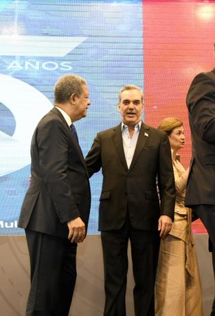 Leonel bromea al presentar al presidente Abinader
