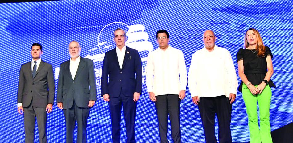 Abinader propone unir esfuerzos para combatir el sargazo en las costas del Caribe