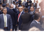 Donald Trump se entrega para que le lean los cargos