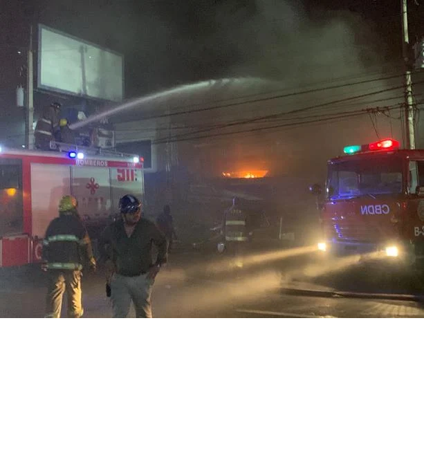 Tienda de aires acondicionados que se incendió tenía “gran cantidad” de combustible dentro