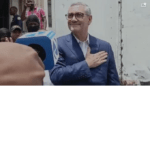 Sonriente y sin esposas, Gonzalo Castillo abandona Palacio de Justicia y es trasladado a su residencia