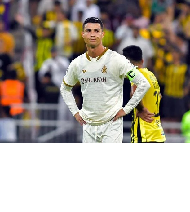 Piden la deportación de Cristiano Ronaldo de Arabia Saudita por agarrarse los genitales ante el público