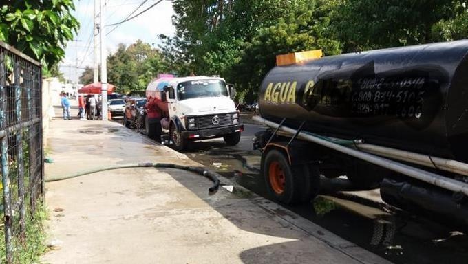 Fuerte escasez de agua obliga a pobladores a pagar hasta RD$1,700 por un camión de 2,500 galones