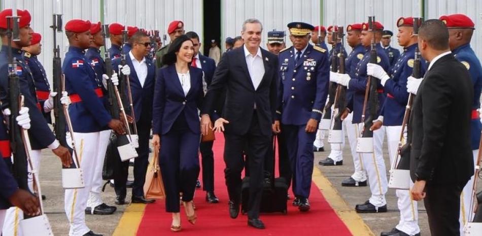 Abinader regresa al país luego de asistir a la coronación del rey de Carlos III