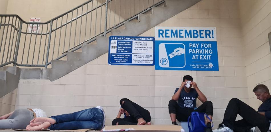 Migrantes aceleran cruce a EEUU y transforman ciudad de Texas en dormitorio