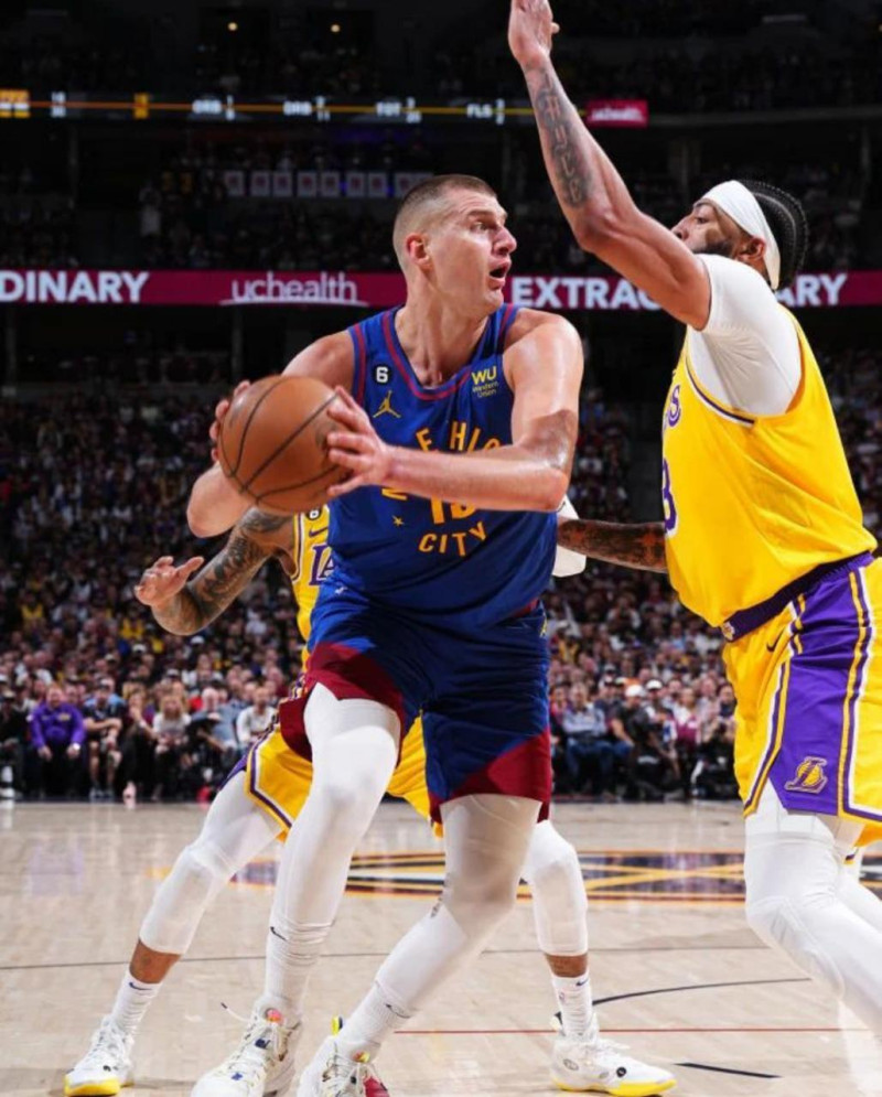 Jokic demuestra su poder ante los Lakers