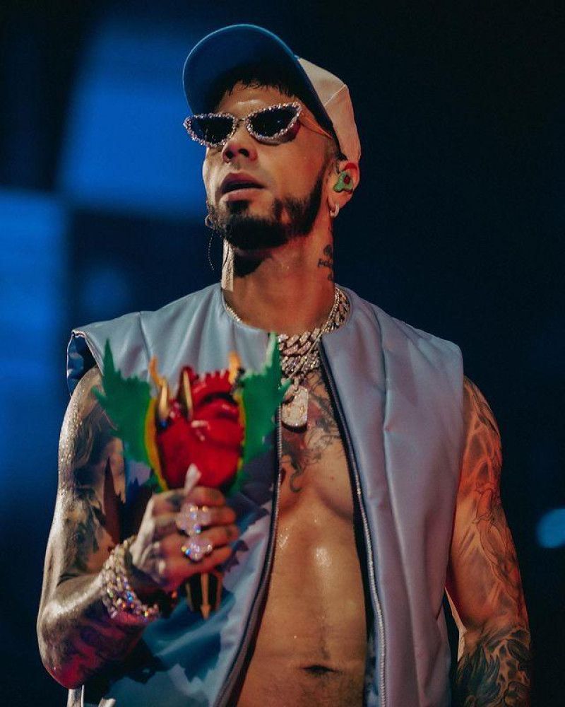 Anuel AA suspende concierto por falla eléctrica en avión y sus fanáticos enfurecen