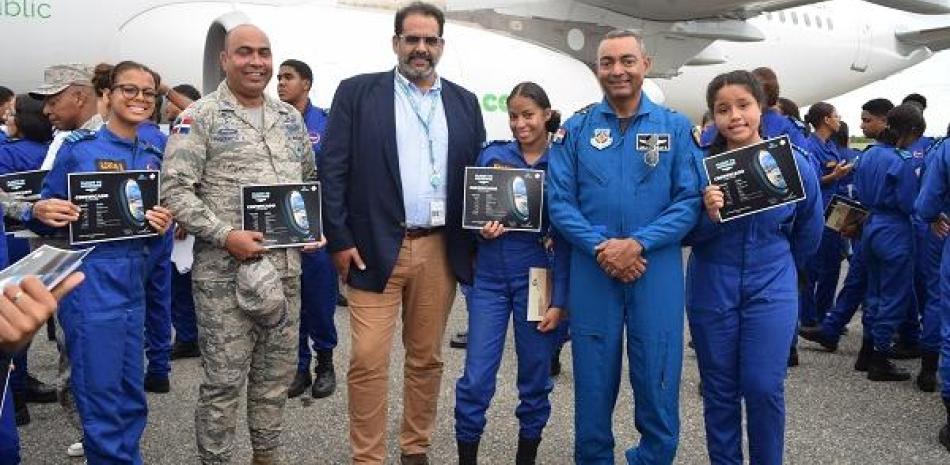 Fuerza Aérea llevó jóvenes a volar un viaje sin destino