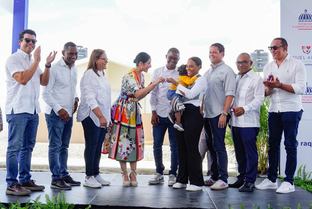 Primera dama gestiona y entrega obras valoradas en más de mil millones en Las Matas de Farfán