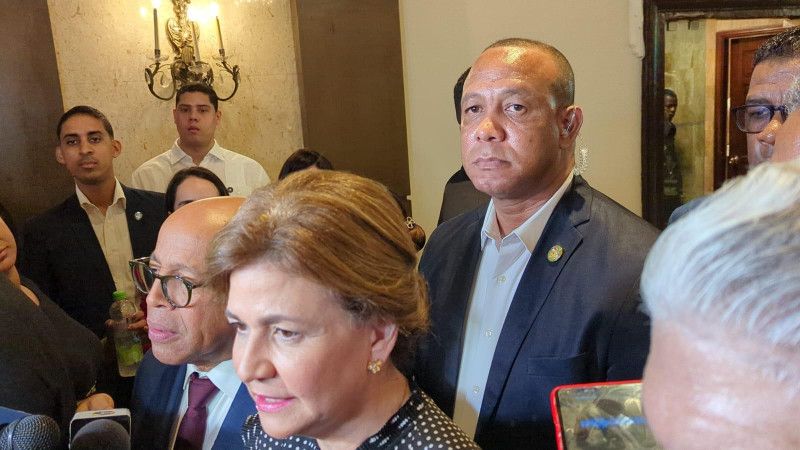 Vicepresidenta defiende a Vargas Llosa: “Todos tienen derecho de rectificar”