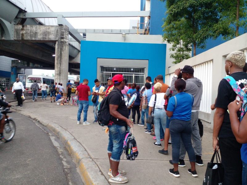 Metro y Teleférico funcionan con normalidad pese a paro de operadores