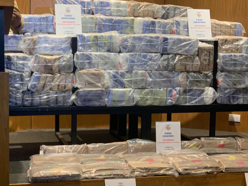 DNCD confisca 338 paquetes cocaína en Barahona y 270 láminas de cocaína en Caucedo