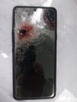 ¡Vivo de milagro! Vigilante salva su vida de atracadores porque la bala impactó el celular