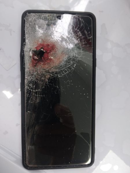 ¡Vivo de milagro! Vigilante salva su vida de atracadores porque la bala impactó el celular