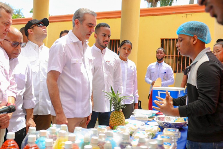 Préstamos, capacitaciones y deportes en Feria de Emprendimiento y Juventud en Santo Domingo Norte